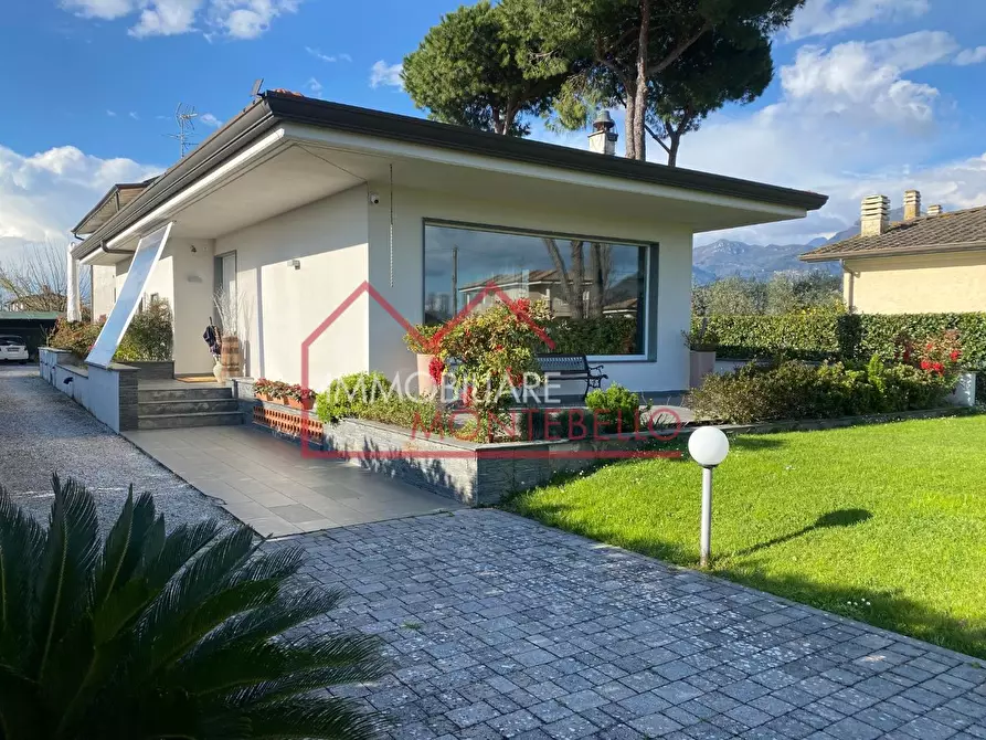 Immagine 4 di Villa in vendita  a Camaiore