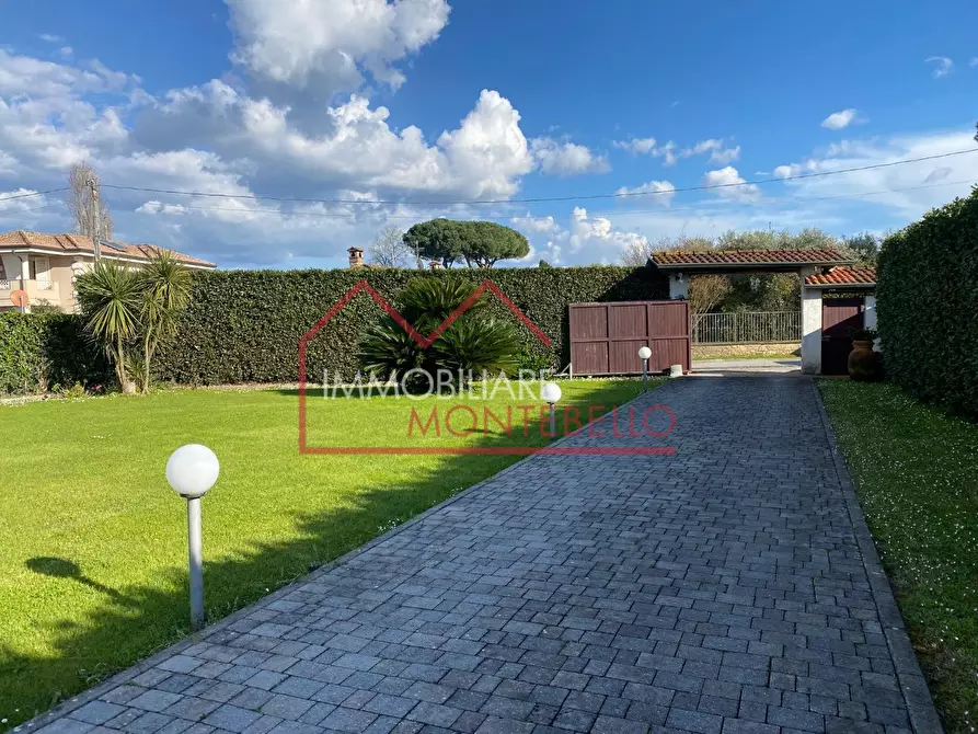 Immagine 3 di Villa in vendita  a Camaiore