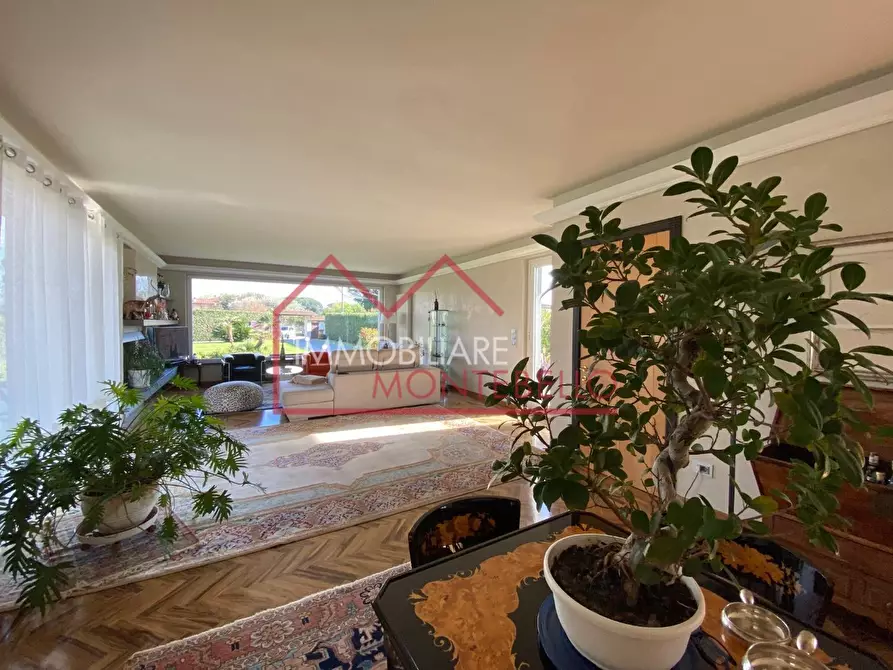Immagine 10 di Villa in vendita  a Camaiore