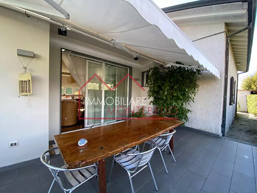 Immagine 13 di Villa in vendita  a Camaiore