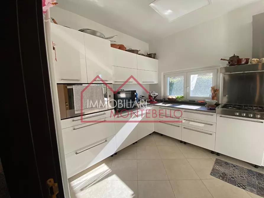 Immagine 21 di Villa in vendita  a Camaiore