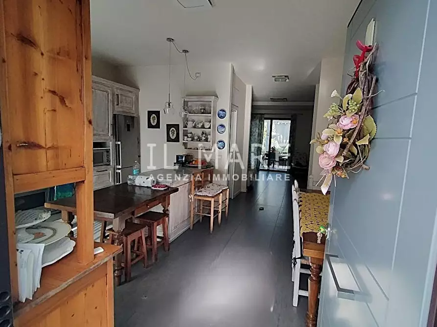 Immagine 10 di Villetta a schiera in vendita  a Massa