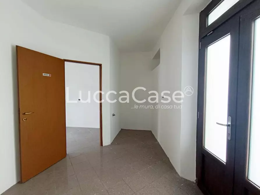 Immagine 7 di Locale commerciale in affitto  a Capannori