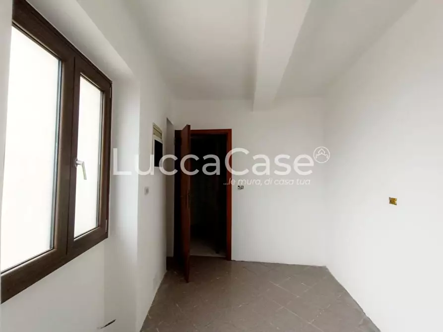 Immagine 9 di Locale commerciale in affitto  a Capannori