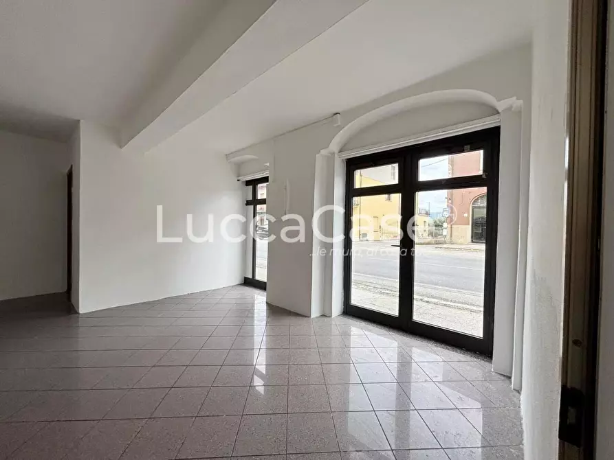 Immagine 3 di Locale commerciale in affitto  a Capannori