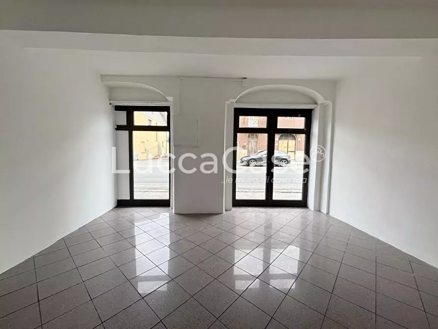 Immagine 2 di Locale commerciale in affitto  a Capannori