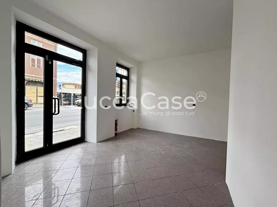 Immagine 5 di Locale commerciale in affitto  a Capannori