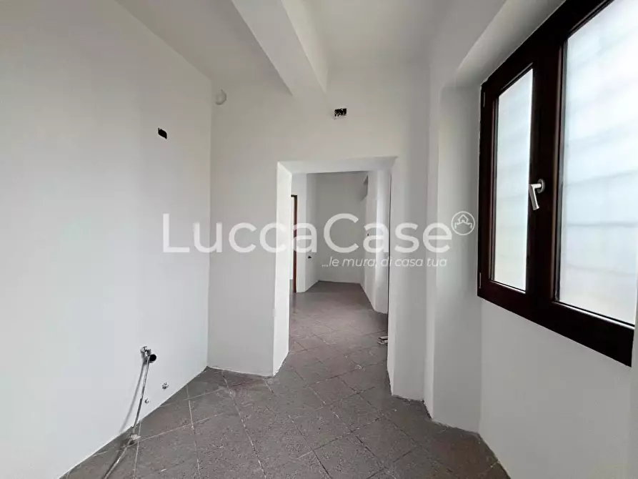 Immagine 8 di Locale commerciale in affitto  a Capannori