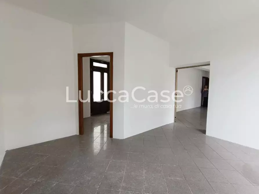 Immagine 6 di Locale commerciale in affitto  a Capannori