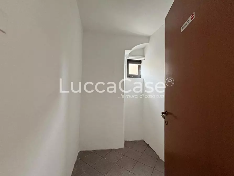 Immagine 10 di Locale commerciale in affitto  a Capannori