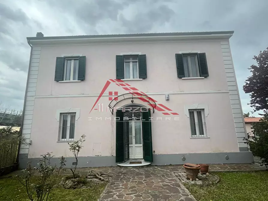 Immagine 1 di Villa in vendita  a Pisa
