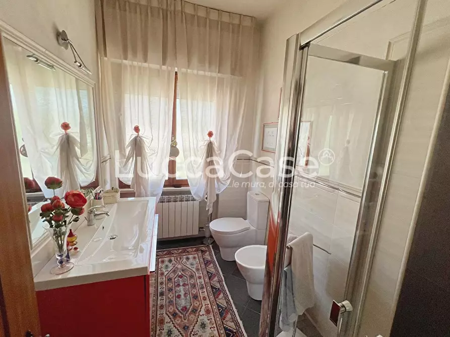 Immagine 12 di Appartamento in vendita  a Lucca