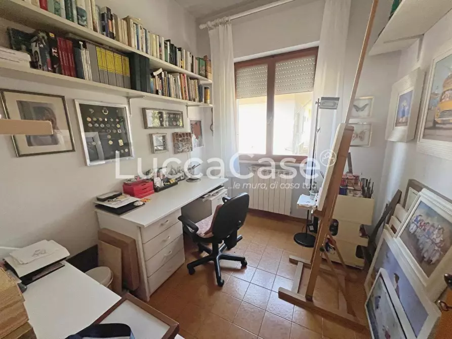 Immagine 15 di Appartamento in vendita  a Lucca