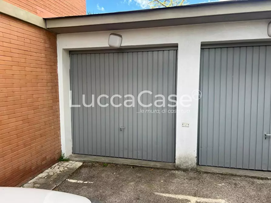 Immagine 16 di Appartamento in vendita  a Lucca