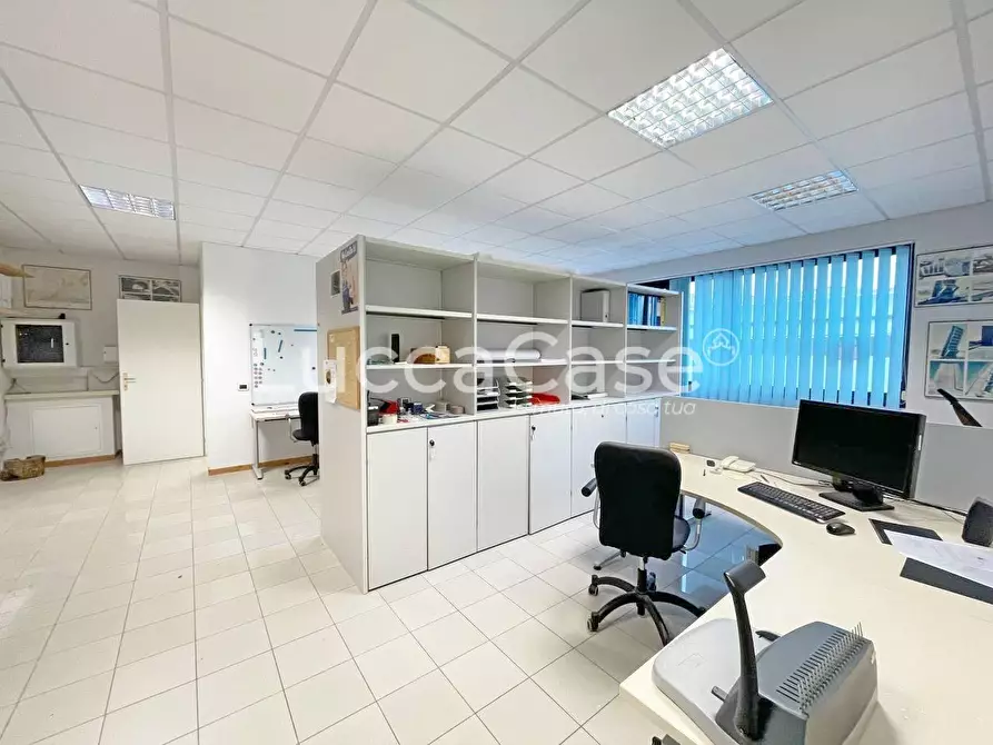 Immagine 2 di Ufficio in affitto  a Capannori