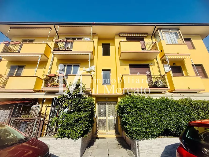 Immagine 3 di Appartamento in vendita  a Viareggio