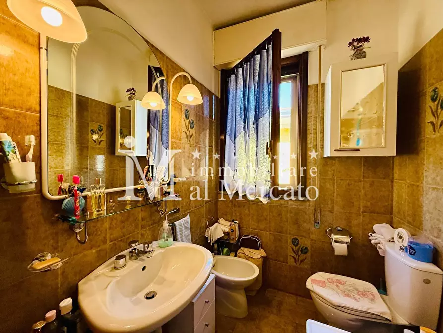 Immagine 11 di Appartamento in vendita  a Viareggio