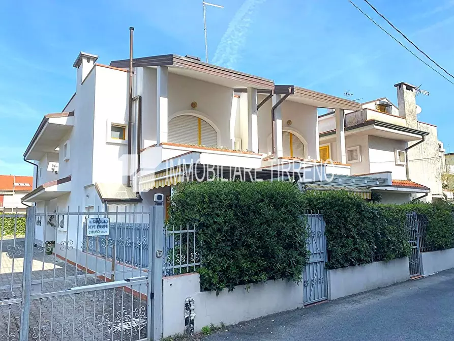 Immagine 1 di Villetta a schiera in vendita  a Massa