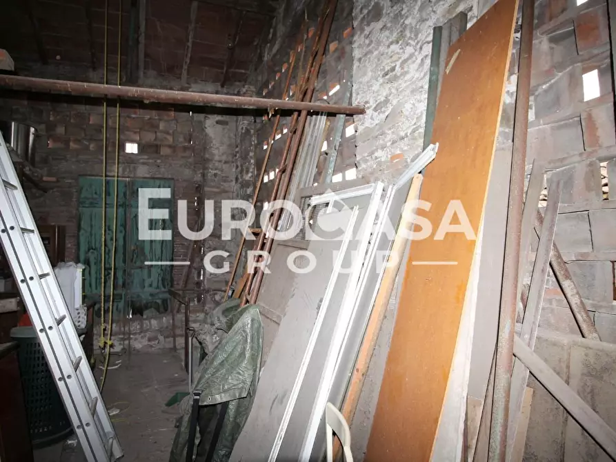Immagine 6 di Deposito in vendita  a Lucca