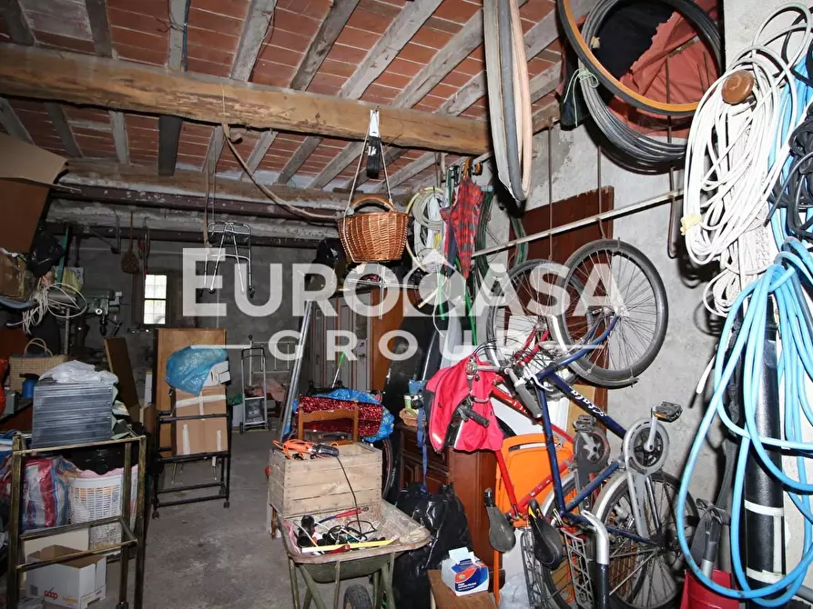 Immagine 11 di Deposito in vendita  a Lucca