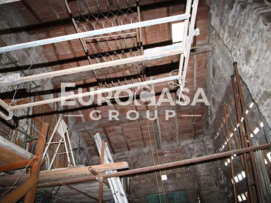 Immagine 7 di Deposito in vendita  a Lucca