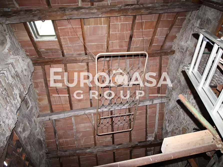 Immagine 5 di Deposito in vendita  a Lucca