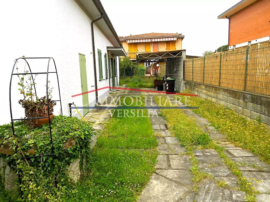 Immagine 7 di Villa in vendita  a Carrara