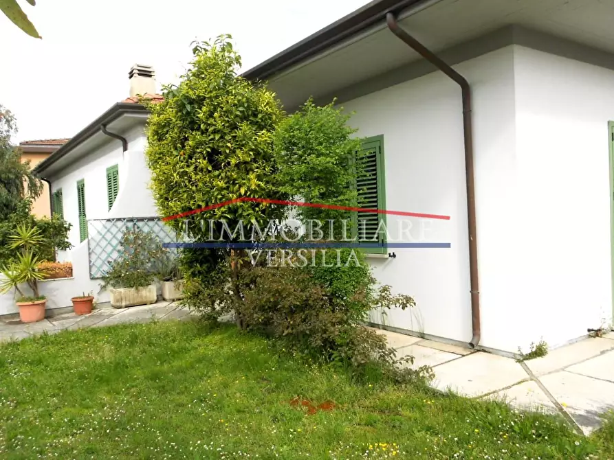 Immagine 31 di Villa in vendita  a Carrara