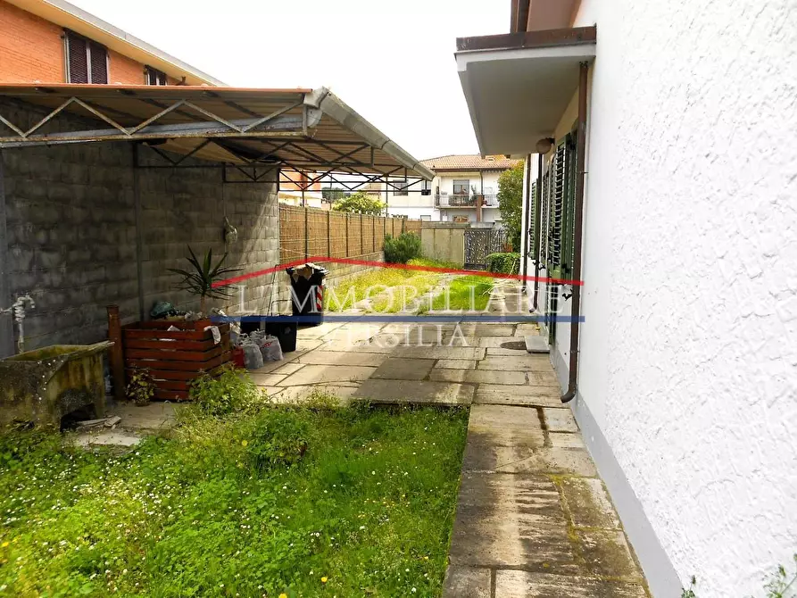 Immagine 6 di Villa in vendita  a Carrara
