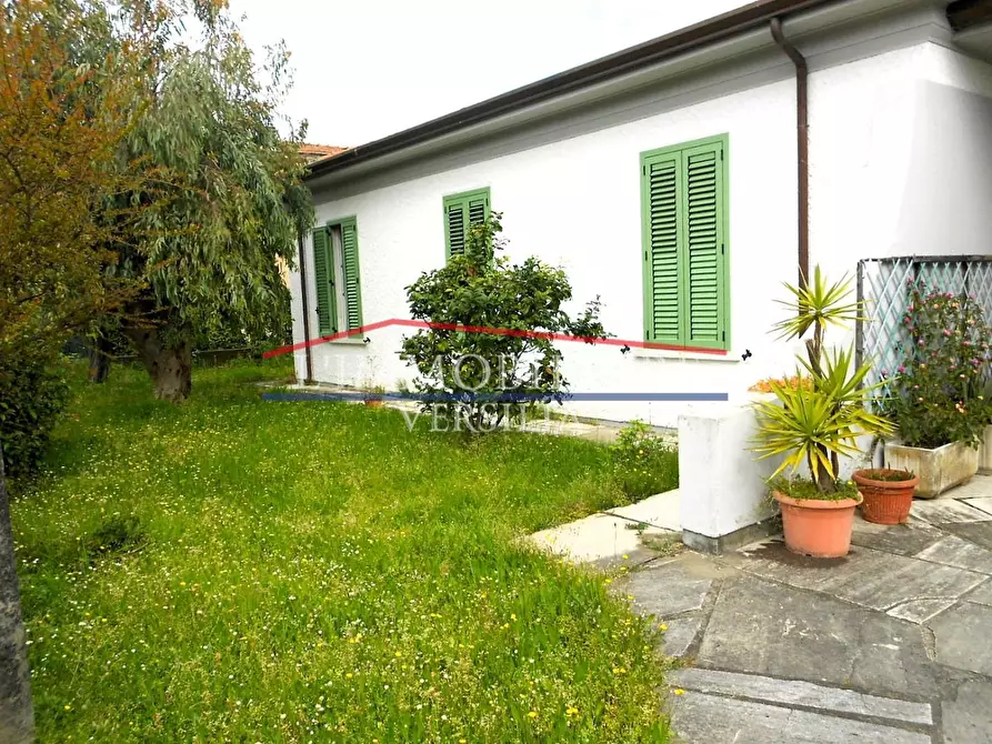 Immagine 2 di Villa in vendita  a Carrara