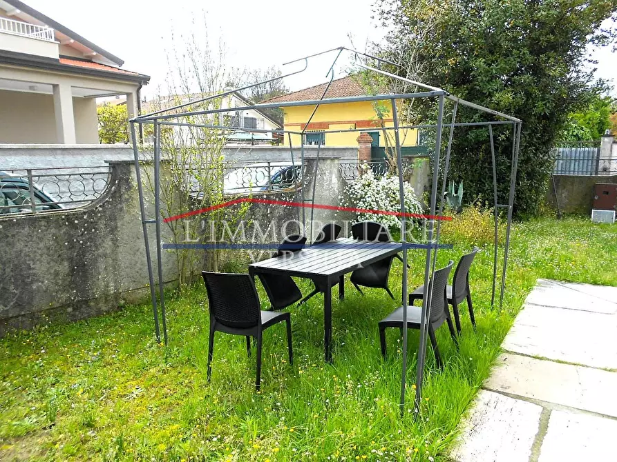 Immagine 13 di Villa in vendita  a Carrara