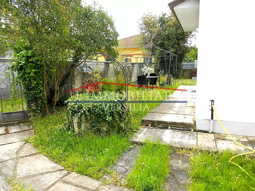 Immagine 11 di Villa in vendita  a Carrara