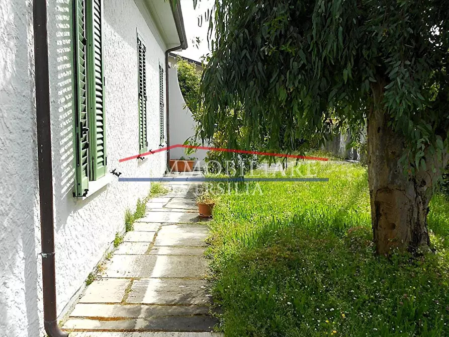 Immagine 5 di Villa in vendita  a Carrara