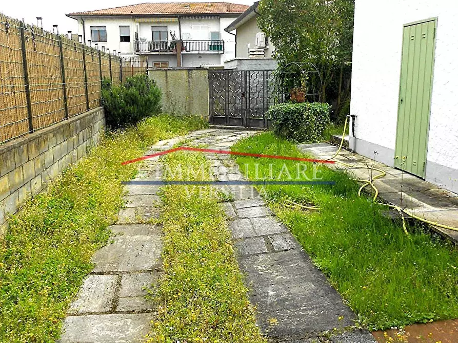 Immagine 10 di Villa in vendita  a Carrara