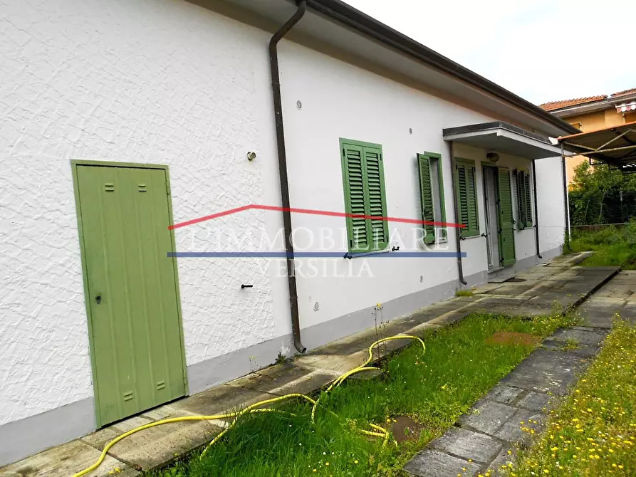 Immagine 12 di Villa in vendita  a Carrara