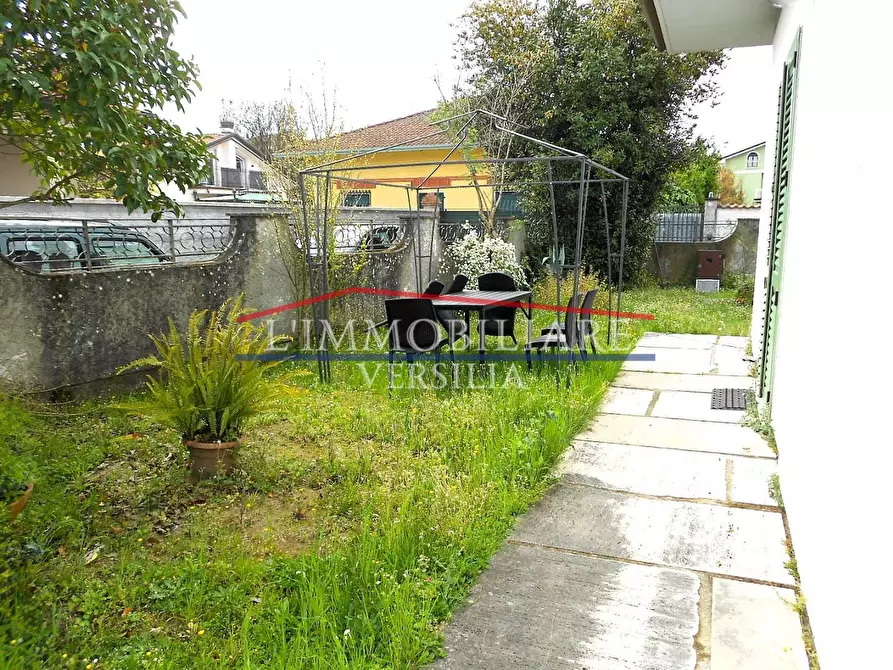 Immagine 32 di Villa in vendita  a Carrara