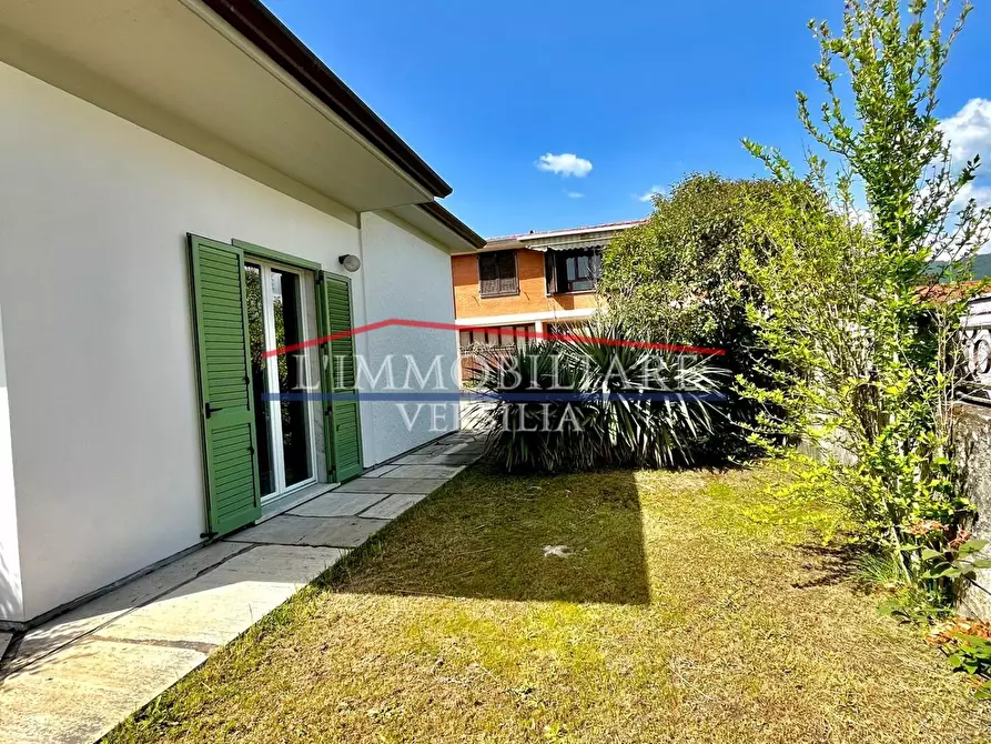 Immagine 28 di Villa in vendita  a Carrara