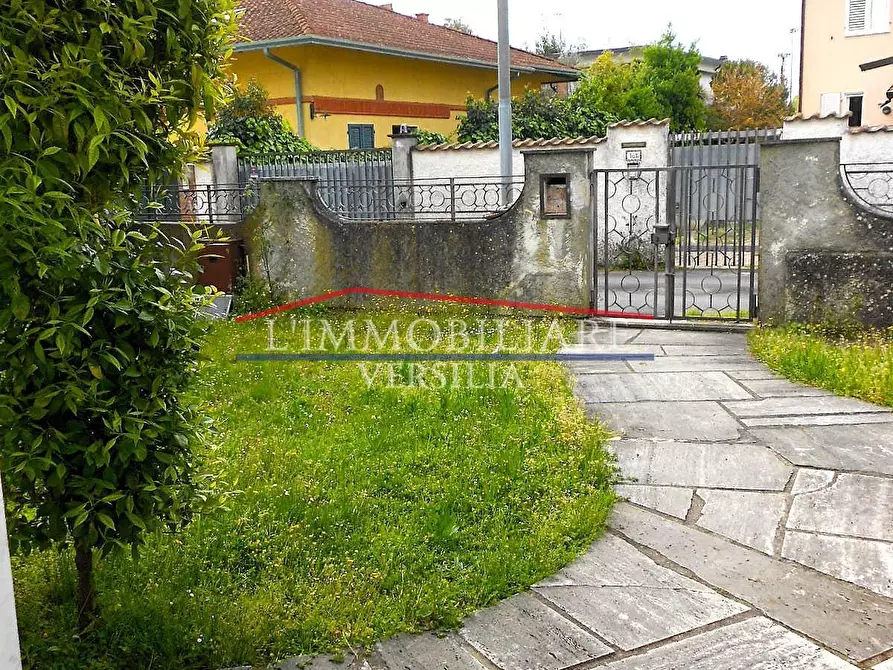 Immagine 52 di Villa in vendita  a Carrara