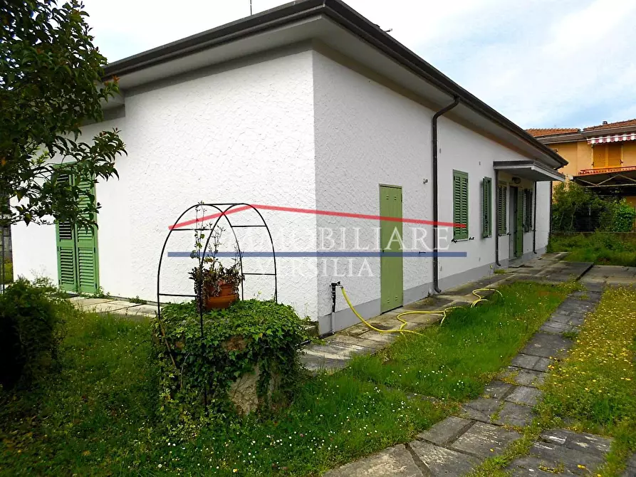 Immagine 8 di Villa in vendita  a Carrara