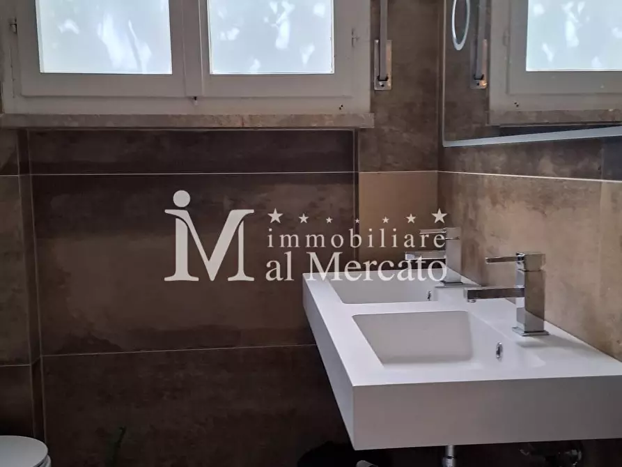 Immagine 10 di Appartamento in vendita  a Viareggio