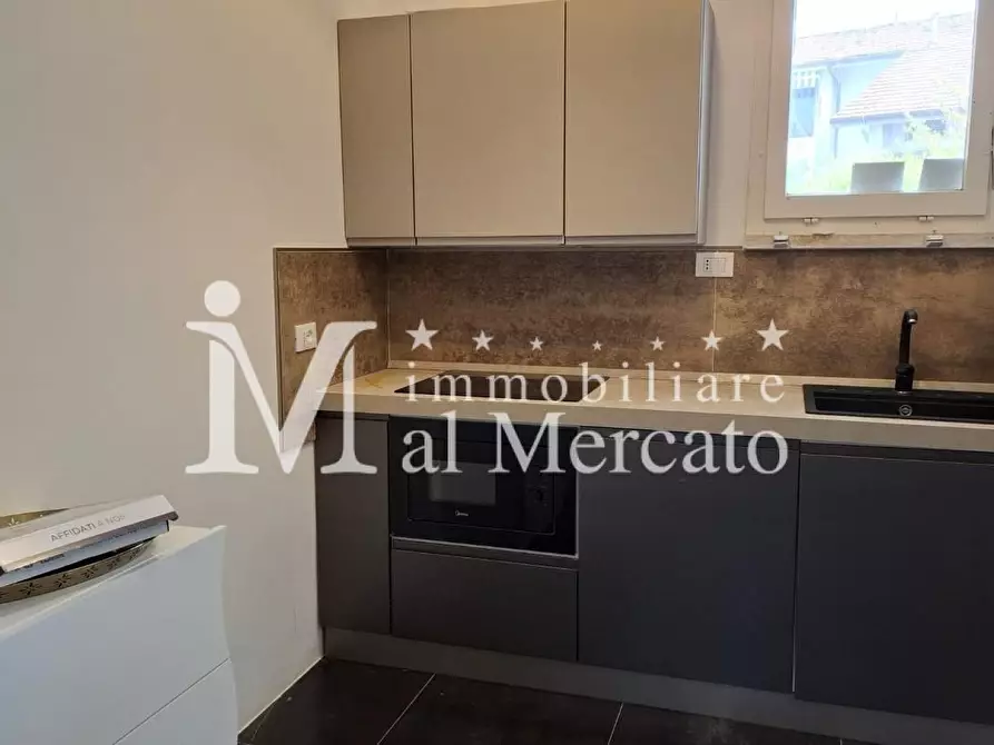 Immagine 5 di Appartamento in vendita  a Viareggio
