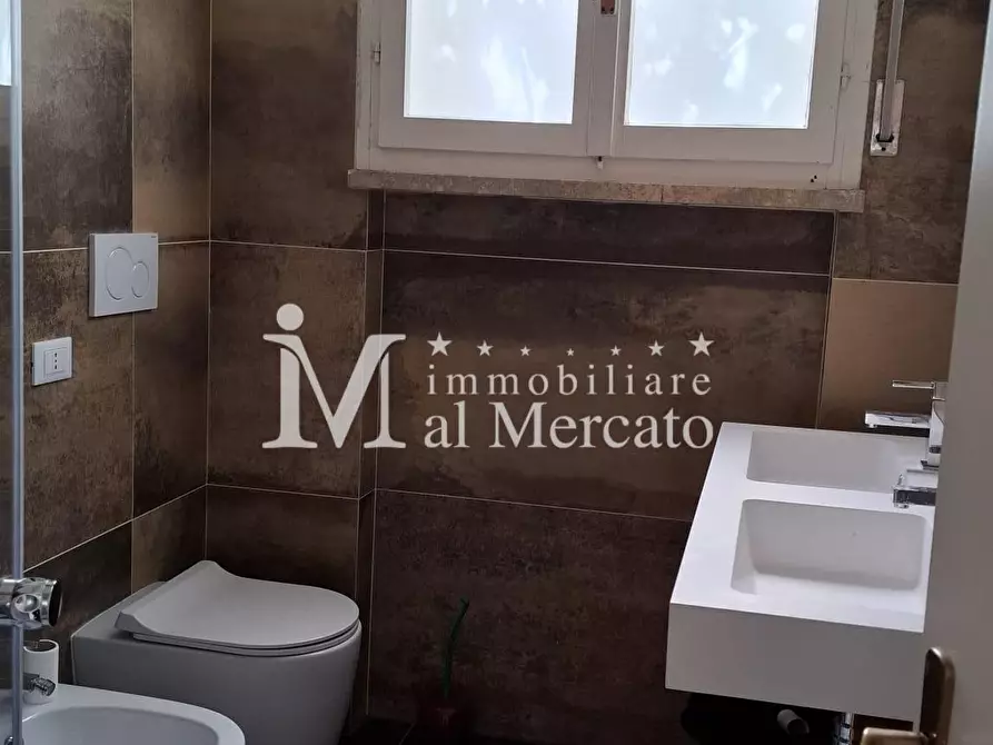 Immagine 11 di Appartamento in vendita  a Viareggio