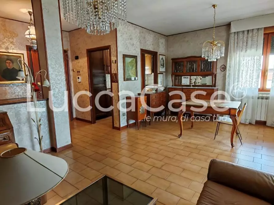 Immagine 2 di Appartamento in vendita  a Lucca