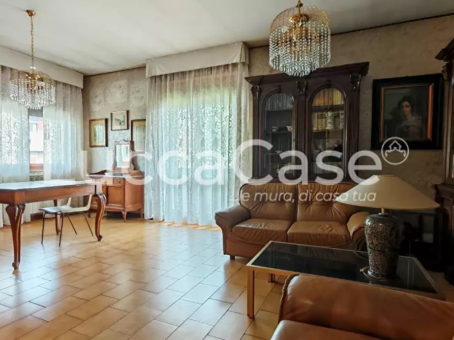 Immagine 4 di Appartamento in vendita  a Lucca