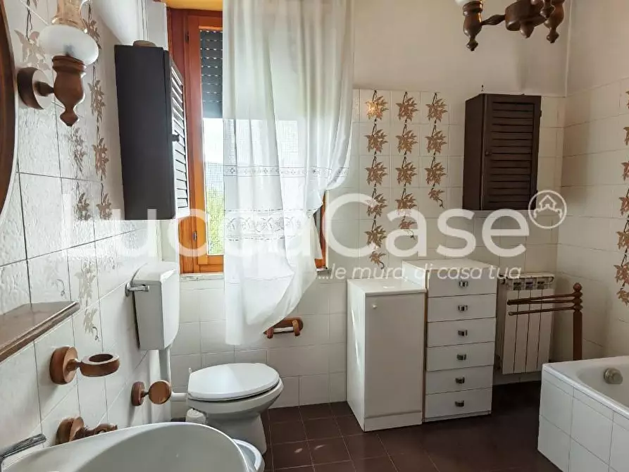 Immagine 13 di Appartamento in vendita  a Lucca