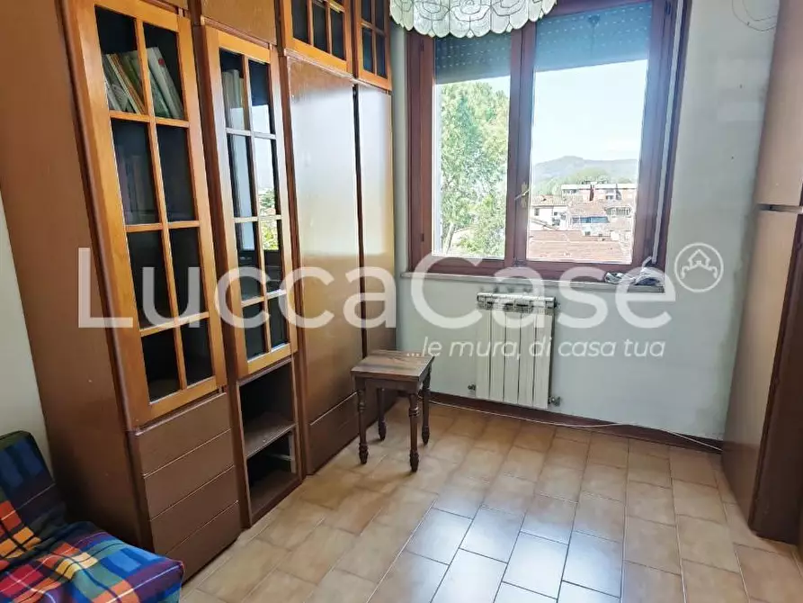 Immagine 11 di Appartamento in vendita  a Lucca