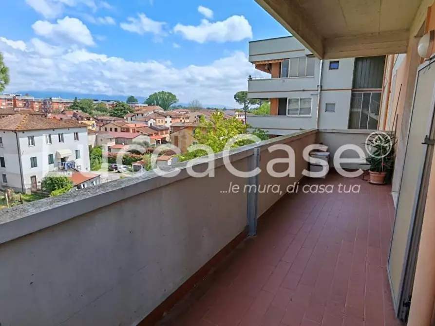 Immagine 15 di Appartamento in vendita  a Lucca