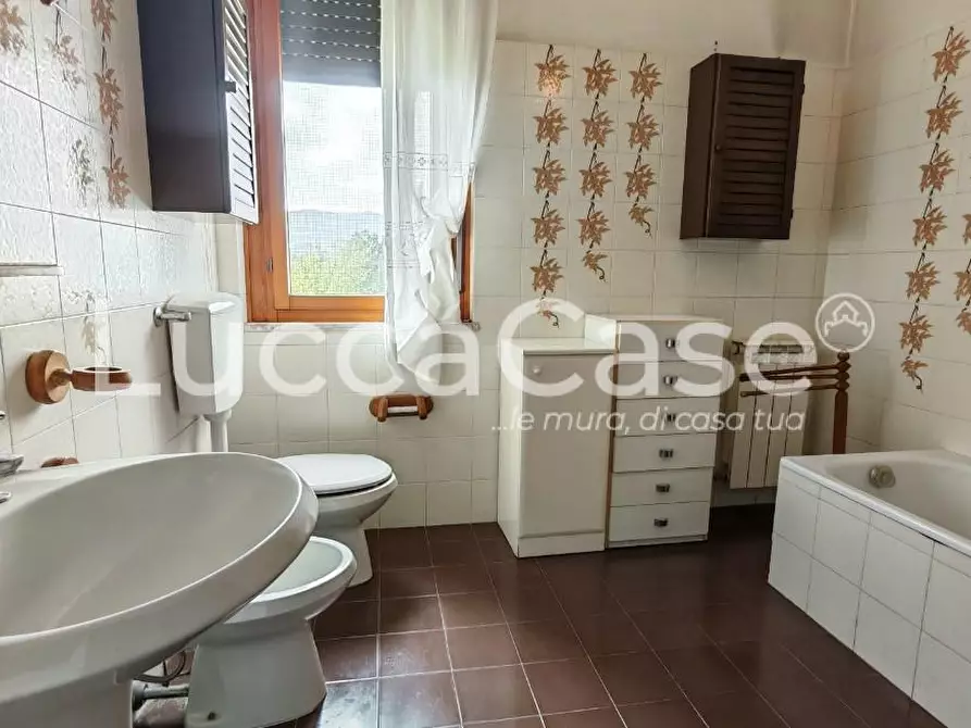 Immagine 12 di Appartamento in vendita  a Lucca