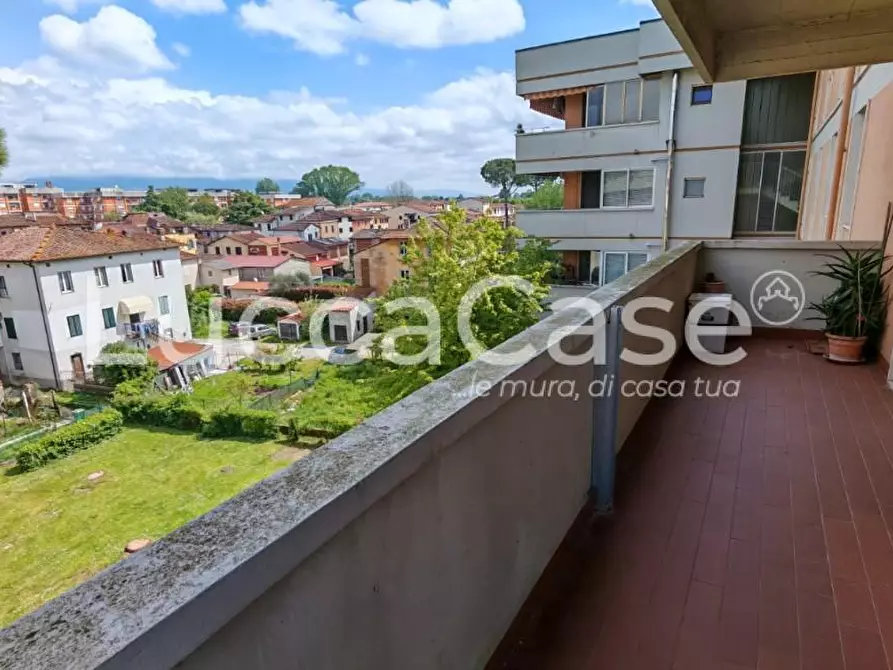 Immagine 16 di Appartamento in vendita  a Lucca