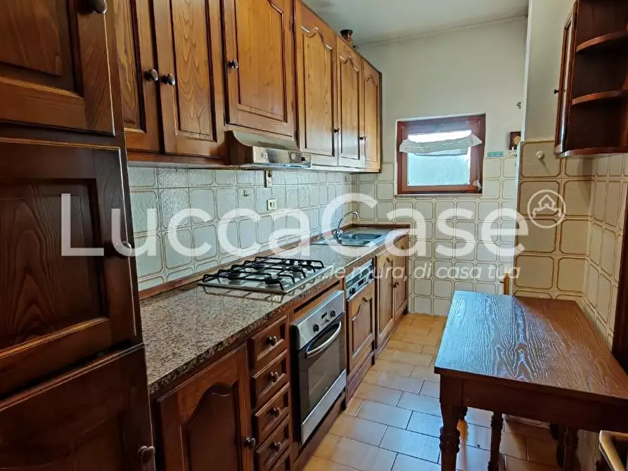 Immagine 5 di Appartamento in vendita  a Lucca